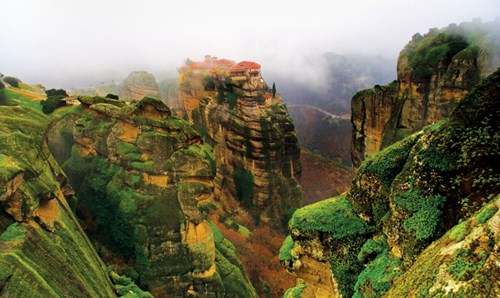 Meteora trong sương sớm